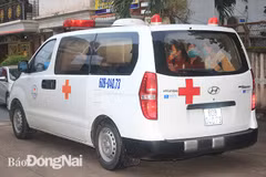 Lực lượng chức năng vận chuyển những người liên quan đến ca dương tính đi cách ly tập trung. (Nguồn: Báo Đồng Nai)