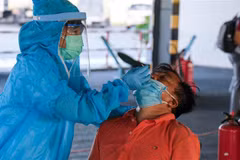 Nhân viên y tế lấy mẫu xét nghiệm SARS-CoV-2. (Ảnh: Ánh Tuyết/TTXVN)