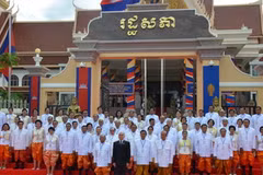 Quốc vương Norodom Sihamoni và 68 Nghị sỹ CPP trước trụ sở Quốc hội Campuchia. (Ảnh: Trần Chí Hùng/Vietnam+)