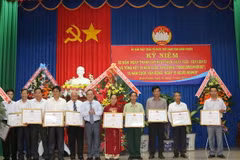 Chủ tịch Ủy ban Mặt trận Tổ quốc Việt Nam tỉnh Bình Phước tặng bằng khen cho các tập thể. (Ảnh: K GỬIH​/TTXVN)