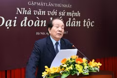 Nhà thơ Hữu Thỉnh. (Ảnh: Quang Quyết/TTXVN)