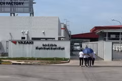 Các công nhân rời trụ sở Công ty Yazaki. (Ảnh: TTXVN phát)