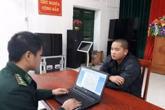 Đối tượng Nguyễn Văn Mạnh tại cơ quan điều tra. (Ảnh: TTXVN phát)