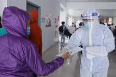 Hướng dẫn hành khách tại Cảng Hàng không Cát Bi. (Ảnh: Hoàng Ngọc/TTXVN)