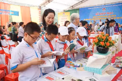 (Đông đảo học sinh đến tham dự và đọc sách tại Ngày hội. (Ảnh: Hoàng Ngà/TTXVN)