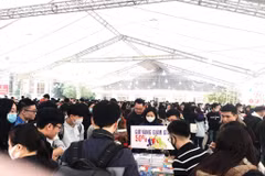 Những hội chợ sách với giá ưu đãi luôn thu hút rất đông độc giả. (Ảnh: PV/Vietnam+)