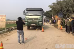 Lực lượng chức năng khám nghiệm hiện trường vụ tai nạn. (Nguồn: Báo Giao thông)