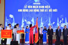Phó Chủ tịch nước Đặng Thị Ngọc Thịnh trao Danh hiệu Anh hùng lao động thời kỳ đổi mới cho Đại học Quốc gia Thành phố Hồ Chí Minh. (Ảnh: Xuân Anh/TTXVN)
