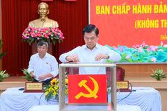 Bí thư Tỉnh ủy Đồng Nai Nguyễn Hồng Lĩnh cùng các đại biểu bỏ phiếu bầu chức danh Phó Bí thư Tỉnh ủy Đồng Nai nhiệm kỳ 2020 - 2025. (Ảnh: Sỹ Tuyên/TTXVN)