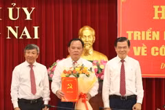 Thường trực Tỉnh ủy Đồng Nai chúc mừng ông Võ Tấn Đức được Ban Bí thư chuẩn y chức danh Phó Bí thư Tỉnh ủy Đồng Nai nhiệm kỳ 2020-2025. (Ảnh: Sỹ Tuyên/TTXVN)