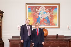 Thứ trưởng Ngoại giao Ukraine Yevhen Yenin và Đại sứ Việt Nam tại Ukraine Nguyễn Anh Tuấn. (Ảnh: TTXVN phát)