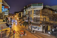 Một góc phố cổ Hà Nội khi lên đèn. (Ảnh: Thanh Tùng/TTXVN)