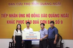 Đại diện Công ty cổ phần ôtô Trường Hải trao tiền hỗ trợ. (Ảnh: Đinh Hương/TTXVN)