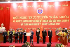Ông Phạm Minh Chính, Ủy viên Bộ Chính trị, Bí thư Trung ương Đảng, Trưởng Ban Tổ chức Trung ương trao tặng Huân chương Độc lập hạng Nhì cho Ban Bảo vệ, chăm sóc sức khỏe cán bộ Trung ương. (Ảnh: Phương Hoa/TTXVN)