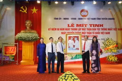 Chủ tịch Ủy ban Trung ương MTTQ Việt Nam Trần Thanh Mẫn (bên phải) tặng bức tranh lưu niệm 'Bác Hồ và Bác Tôn' cho tỉnh Tuyên Quang. (Ảnh: Nam Sương/TTXVN)