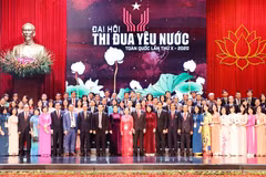  Chủ tịch Quốc hội Nguyễn Thị Kim Ngân, Phó Chủ tịch nước Đặng Thị Ngọc Thịnh, Phó Chủ tịch thứ nhất Hội đồng Thi đua-Khen thưởng Trung ương với các đại biểu trong ngày đầu tiên của Đại hội. (Ảnh: Trọng Đức/TTXVN)