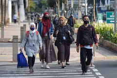 Người dân trên đường phố Jakarta, Indonesia. (Ảnh: THX/TTXVN)