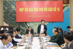 Phó Thủ tướng Chính phủ, Trưởng ban Chỉ đạo Trung ương về Phòng, chống thiên tai Trịnh Đình Dũng phát biểu chỉ đạo công tác ứng phó với bão số 10. (Ảnh: Vũ Sinh/TTXVN)