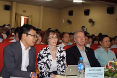 Đại sứ Hoa Kỳ Ted Osius và QuyềnTrợ lý Ngoại trưởng Hoa Kỳ Judith Garber tham dự chương trình thanh niên và thích ứng biến đổi khí hậu tại đồng bằng sông Hồng.(Ảnh: Hùng Võ/Vietnam+)