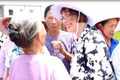 Bà Judith Garber chia sẻ với bà con nông dân vùng lúa ven biển xã Giao Hải. (Ảnh: Hùng Võ/Vietnam+)