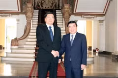 Ông Nguyễn Thành Phong, Chủ tịch Ủy ban nhân dân Thành phố Hồ Chí Minh, tiếp ông Đỗ Gia Hào, Bí thư Tỉnh ủy Hồ Nam (Trung Quốc). (Ảnh: Xuân Khu/TTXVN)