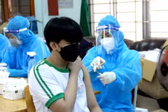 Nhân viên y tế tiêm vaccine phòng COVID-19 cho trẻ từ 12 đến 17 tuổi. (Ảnh: Nguyễn Thanh/TTXVN)