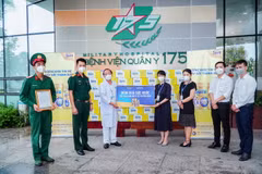 Đại diện Vinamilk gửi tặng món quà sức khỏe đến các “anh hùng áo trắng” tại Bệnh viện Quân y 175, Thành phố Hồ Chí Minh. (Nguồn: Vinamilk)