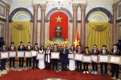 Chủ tịch nước Nguyễn Xuân Phúc và bà Nguyễn Thị Doan, Chủ tịch Hội khuyến học Việt Nam trao tặng Huân chương Lao động hạng Hai, Ba cho học sinh đoạt giải Olympic năm 2020 và Khoa học kỹ thuật quốc tế năm 2021. (Ảnh: Thống Nhất/TTXVN)