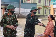 Đại diện lãnh đạo Bộ Chỉ huy Quân sự tỉnh Nghệ An trao hỗ trợ nhu yếu phẩm cho người dân xã Quỳnh Lâm, huyện Quỳnh Lưu, tỉnh Nghệ An, khắc phục hậu quả sau mưa lũ, ngày 27/9 vừa qua. (Ảnh: Tá Chuyên/TTXVN)