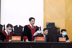 Thẩm phán, Chủ tọa Phiên tòa Nguyễn Xuân Văn tuyên án các bị cáo. (Ảnh: Phạm Kiên/TTXVN)