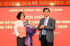Ông Huỳnh Tấn Việt, Ủy viên Ban Chấp hành Trung ương Đảng, Bí thư Đảng ủy Khối các cơ quan Trung ương trao quyết định của Ban thường vụ Đảng ủy Khối các cơ quan Trung ương cho bà Vũ Việt Trang, Tổng Giám đốc TTXVN, Bí thư Đảng ủy TTXVN. (Ảnh: Thành Đạt/TT