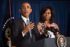 Tổng thống Mỹ Barack Obama và đệ nhất phu nhân Michelle Obama (phải) phát biểu trong chuyến thăm Đại sứ quán Mỹ ở La Habana. (Nguồn: AFP/TTXVN)