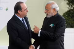 Thủ tướng Ấn Độ Narendra Modi (phải) và Tổng thống Pháp Francois Hollande trong chuyến thăm Ấn Độ. (Nguồn: ibtimes.com)