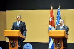 Chủ tịch Cuba Raúl Castro và Tổng thống Mỹ Barack Obama trong buổi họp báo chung sau hội đàm. (Ảnh: Hoài Nam/TTXVN)