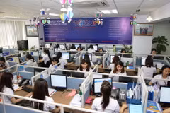 Nhân viên trực đường dây nóng 0511.1022 tiếp nhận và xử lý phản ánh của công dân. (Ảnh: Trần Lê Lâm/TTXVN)
