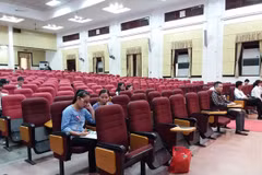 Chỉ còn một ngày nữa là hết hạn nộp hồ sơ xét tuyển đại học, nhưng sáng nay Đại học Kinh tế Quốc dân chỉ có ít thí sinh đến nộp hồ sơ. (Ảnh: Phạm Mai/Vietnam+)