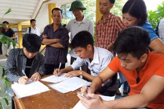 Thí sinh làm thủ tục nộp hồ sơ xét tuyển vào Đại học Bách khoa Hà Nội năm 2016. (Ảnh: Phạm Mai/Vietnam+)