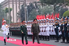 Đại tướng, Bộ trưởng Quốc phòng Phan Văn Giang và Trung tướng, Bộ trưởng Quốc phòng Belarus Viktor Gennadievich Khrenin duyệt Đội danh dự Quân đội Nhân dân Việt Nam tại lễ đón. (Ảnh: Trọng Đức/TTXVN)