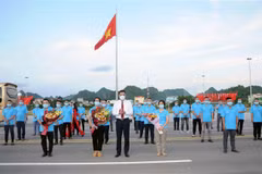 Phó Chủ tịch UBND tỉnh Sơn La Nguyễn Thành Công tặng hoa Đoàn cán bộ y tế tham gia hỗ trợ chống dịch COVID-19 tại Thành phố Hồ Chí Minh. (Ảnh: Quang Quyết/TTXVN)