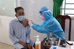 Tiêm vaccine ngừa COVID-19 tại Tiền Giang. (Ảnh: Hữu Chí/TTXVN)