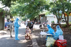 Lấy mẫu xét nghiệm cho các trường hợp nguy cơ cao liên quan đến chùm ca bệnh tại phường Thành Nhất, thành phố Buôn Ma Thuột. (Ảnh: Tuấn Anh/TTXVN)