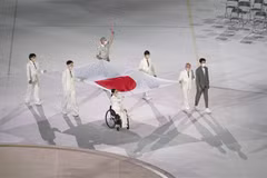 Lễ thượng cờ Nhật Bản tại Lễ khai mạc Paralympic Tokyo 2020 ở Tokyo, Nhật Bản, ngày 24/8/2021. (Ảnh: THX/TTXVN)