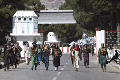 Lực lượng Taliban tuần tra bên ngoài cổng chính của sân bay Kabul ngày 28/8/2021. (Ảnh: AFP/ TTXVN)