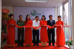 Cắt băng khánh thành ngân hàng mô tại Bệnh viện Hữu nghị Việt Đức. (Ảnh: PV/Vietnam+)