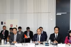 Thủ tướng Nguyễn Xuân Phúc (giữa) cùng các thành viên Đoàn cấp cao Việt Nam dự Tọa đàm Doanh nghiệp Việt Nam-Đan Mạch. (Ảnh: Thống Nhất/TTXVN)