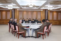 Phái đoàn Hàn Quốc, Triều Tiên và Bộ tư lệnh LHQ tại cuộc hội đàm ba bên về việc giải trừ vũ khí và rút binh sỹ khỏi khu vực JSA, ở làng đình chiến Panmunjom ngày 22/10. (Ảnh: THX/TTXVN)