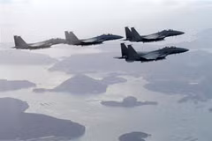 Hàn Quốc triển khai máy bay tiêm kích F-15K sau khi phát hiện máy bay Trung Quốc xâm phạm vùng nhận dạng phòng không Hàn Quốc, ngày 29/8. (Ảnh: EPA/ TTXVN)