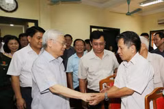 Tổng Bí thư Nguyễn Phú Trọng tiếp xúc cử tri quận Tây Hồ. (Ảnh: Trí Dũng/TTXVN)