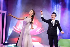 Hoa hậu thể hiện ca khúc "Chờ người nơi ấy." (Ảnh: Nhân Phan)