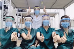 Nhân viên y tế Bệnh viện Bệnh Nhiệt đới Trung ương cơ sở 2 thể hiện sự lạc quan và tinh thần quyết tâm chiến thắng đại dịch COVID-19. (Ảnh minh hoạ: TTXVN)